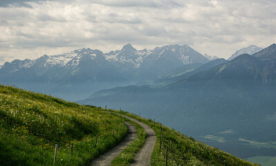 Obraz premium Wolkenstimmung im Frühling in Vorarlberg, im Hintergrund, blick auf Bludenz und den Walgau.