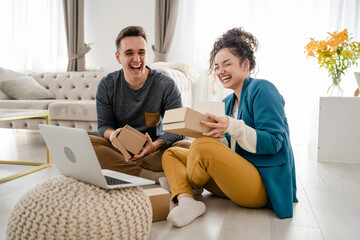 Obraz premium couple woman and man open presents gift during video call online