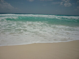 Orilla del mar turquesa del caribe