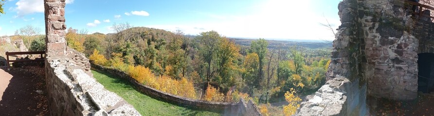 Fototapeta na wymiar Blick von der Burgrruine Hohnstein in Neustadt im Südharz im Herbst vom Aussichtsturm 