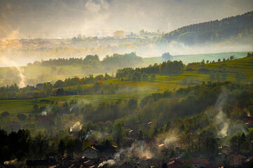 dymy z kominów nad wioską w Beskidach - obrazy, fototapety, plakaty