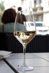 Verre de vin à une terrasse de Belgrade