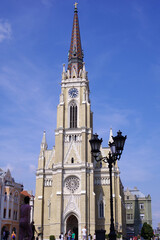 Sculpture face à la cathédrale de Novi Sad