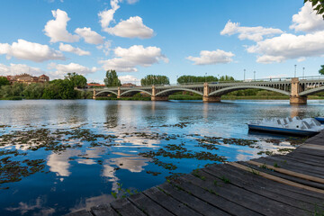 Obraz premium vistas de salamanca desde el rio embarcadero tormes julio 2022