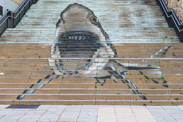grafitti tiburon en escaleras