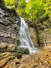 Obraz premium A beautiful little waterfall in the park