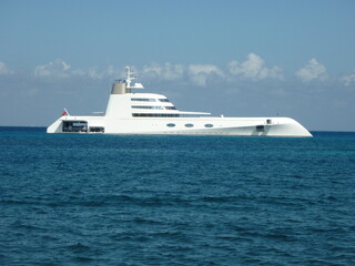 Fototapeta na wymiar luxury yacht in the sea, yate en el caribe