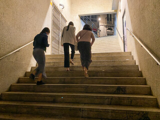 tres mujeres subiendo escaleras