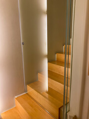 escaleras madera y puerta de cristal