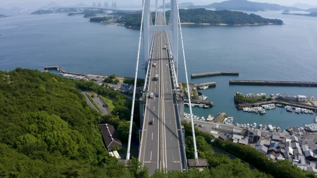 車が行き交う瀬戸大橋の様子と瀬戸内海の景色
