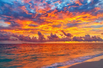 Fotobehang Kleurrijke zonsondergang over de oceaan op de Malediven © sborisov