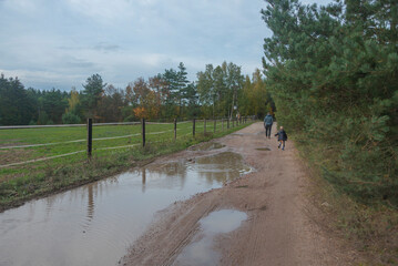 Spacer wzdłuż kałuży © EwaAF