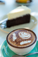 CAFE CAPUCHINO CON DIBUJOS Y TARTA