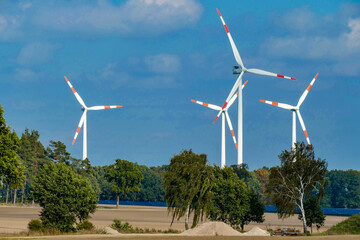 Windräder auf einer ehemaligen landwirtschaftlichen Fläche