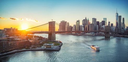 Fotobehang Panoramic view of Brooklyn bridge and Manhattan at sunset, New York City © sborisov