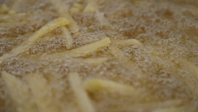 cuisson de frites en slow motion