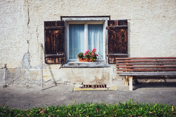Fototapeta na wymiar Alter Bauernhof, Fenster und Bank