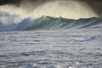 The sea brings out its most beautiful waves for surfing © alexisftv