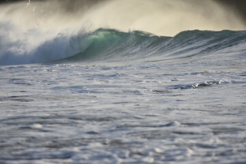 The sea brings out its most beautiful waves for surfing © alexisftv