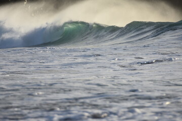 The sea brings out its most beautiful waves for surfing © alexisftv