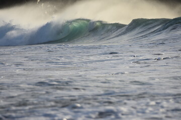 The sea brings out its most beautiful waves for surfing © alexisftv