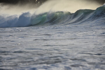 The sea brings out its most beautiful waves for surfing © alexisftv