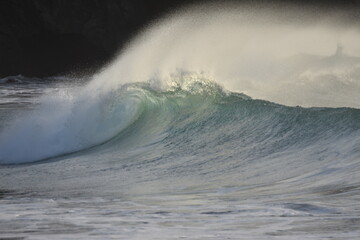 The sea brings out its most beautiful waves for surfing © alexisftv