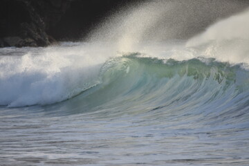 The sea brings out its most beautiful waves for surfing © alexisftv