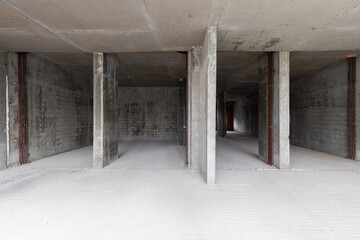 Fototapeta na wymiar Empty concrete commercial space without finishing with partitions