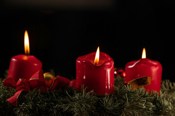 Adventskranz vor schwarzen Hintergrund 