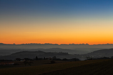 silueta de los Alpes austriacos al atardecer
