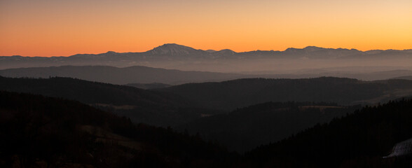 los alpes austriacos al atardecer