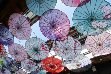 北海道小樽市のカラフルな和傘の商店街