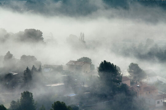 casas sumergidas en la niebla