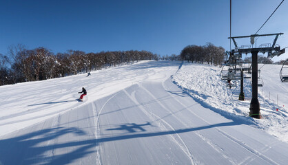 快晴の日本のスキーリゾート
