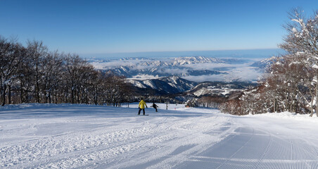 Fototapeta premium 快晴の日本のスキーリゾート