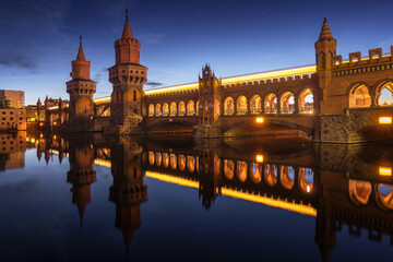Fototapeta na wymiar Beleuchtete Oberbaumbrücke in Berlin bei Nacht