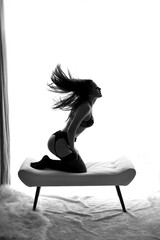mulher sexy com cabelos pose sensual 