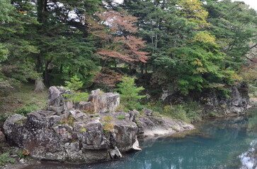 Geibikei is a gorge about 2km long, carved out by the Satetsu river at Iwate, Japan, with cliffs towering overhead at heights of 50-100 meters. The name “geibi”, meaning “Lion’s Nose”.