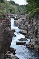 Geibikei is a gorge about 2km long, carved out by the Satetsu river at Iwate, Japan, with cliffs towering overhead at heights of 50-100 meters. The name &ldquo;geibi&rdquo;, meaning &ldquo;Lion&rsquo;s Nose&rdquo;.
