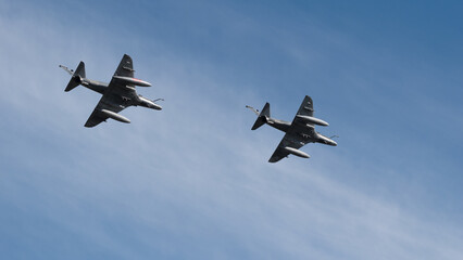 pareja de aviones de combate argentinos volando en formacion cerrada a gran velocidad - obrazy, fototapety, plakaty