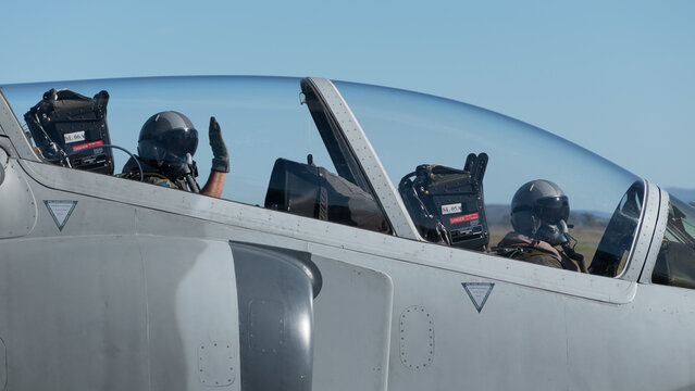pilotos de un avion de entrenamiento saludan a camara previo al despegue para un vuelo de exhibicion aerea