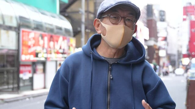 欲望の街　新宿歌舞伎町を取材するレポーター