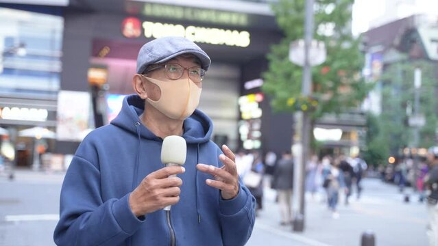 新宿歌舞伎町を取材するアナウンサー　メインストリート東宝前