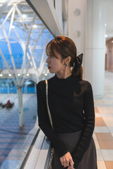 Fototapeta premium イルミネーションのあるビルにいる女性