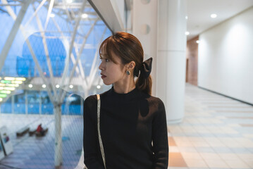 Fototapeta premium イルミネーションのあるビルにいる女性