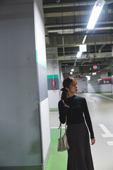 地下駐車場にいる女性