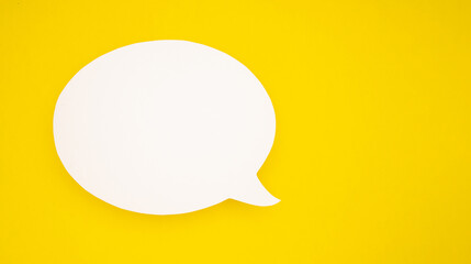 A blank white speech bubble over a yellow background - obrazy, fototapety, plakaty