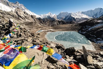 Küchenrückwand glas motiv Makalu Kongma La, Nepal: Dramatischer Blick auf die Gebetsfahnen am Gipfel des Kongma La Passes zwischen Chukung und Lobuche auf dem Weg zum Everest Basislager im Himalaya