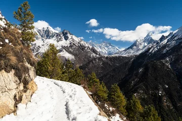 Fotobehang Ama Dablam Everest basiskamp wandelpad na een sneeuwval in de winter met Mt Everest en Ama Dablam pieken in de Himalaya in Nepal